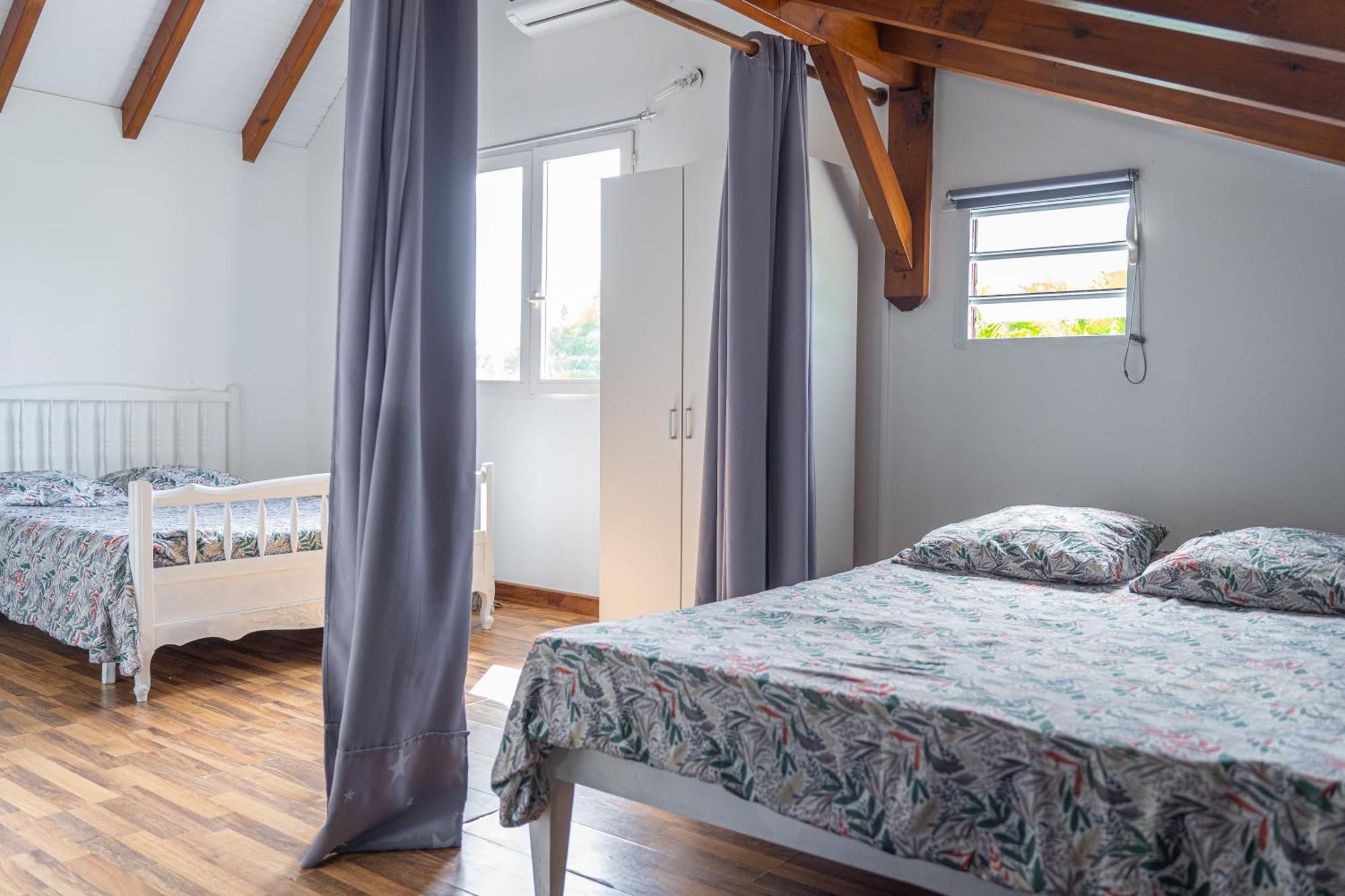 Villa Au Calme Avec Jacuzzi, Villa Le Boursoie Les Abymes Exterior foto